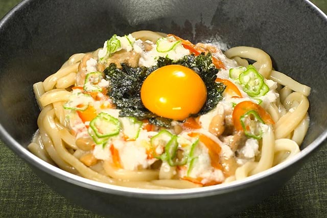 【家事ヤロウ】浜名ランチ『ネバネバ釜玉うどん』のレシピ｜冷凍うどんアレンジ