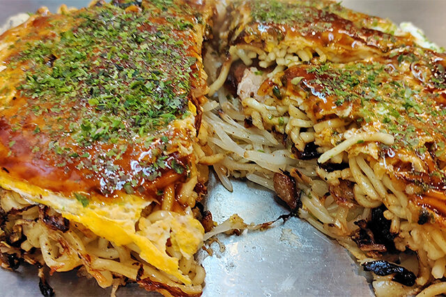 【ヒルナンデス】ホットサンド風お好み焼きレシピ｜バイきんぐ西村キャンプ飯