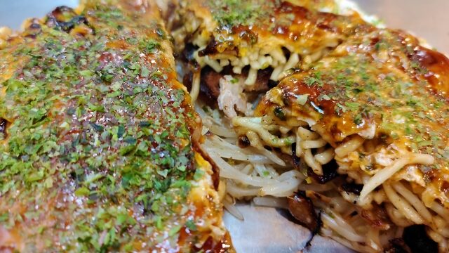 【ヒルナンデス】ホットサンド風お好み焼きレシピ｜バイきんぐ西村キャンプ飯