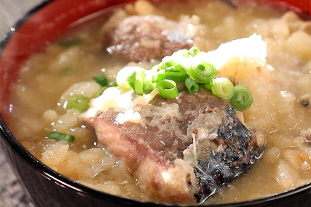 【土曜は何する】サバ缶のみぞれおかず味噌汁のレシピ｜一杯で満足の食べる味噌汁