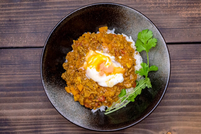 【ヒルナンデス】カレー親子丼の作り方｜レトルトカレーアレンジレシピ