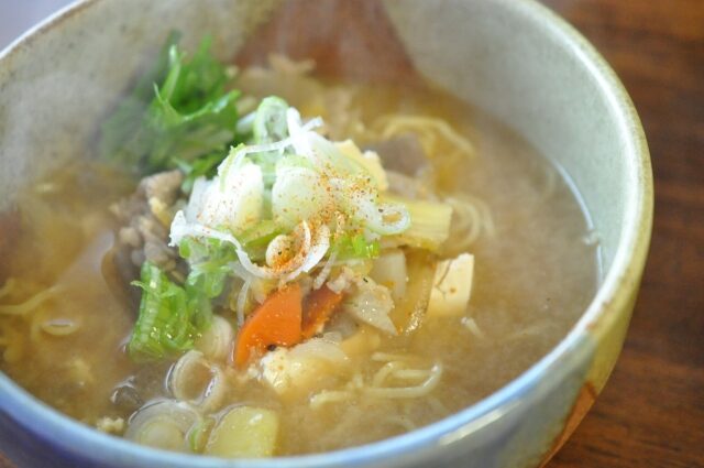 新潟県のご当地ラーメン「とん汁ラーメン」の作り方を紹介します。