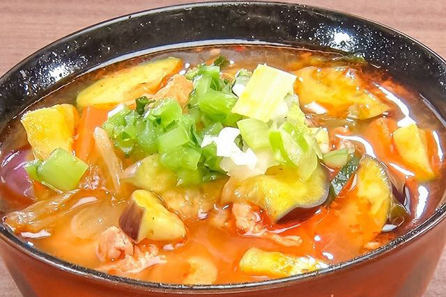 【ウワサのお客さま】夏野菜のキムチ豚汁のレシピ(ラグビー飯)レジェンド寮母の村野明子さん