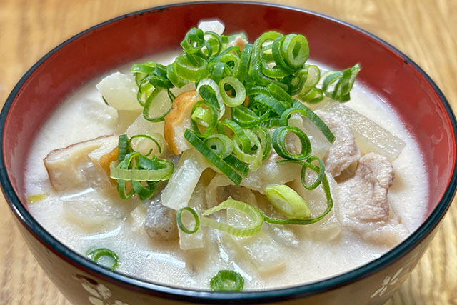 【DAIGOも台所】豚肉と焼き豆腐の粕汁のレシピ 体がポカポカ温まる料理