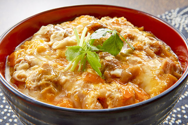 【ドアドアクエスト】チキンとトマトの卵とじ丼のレシピ 石田伸二シェフのケンタッキーフライドチキンアレンジ料理