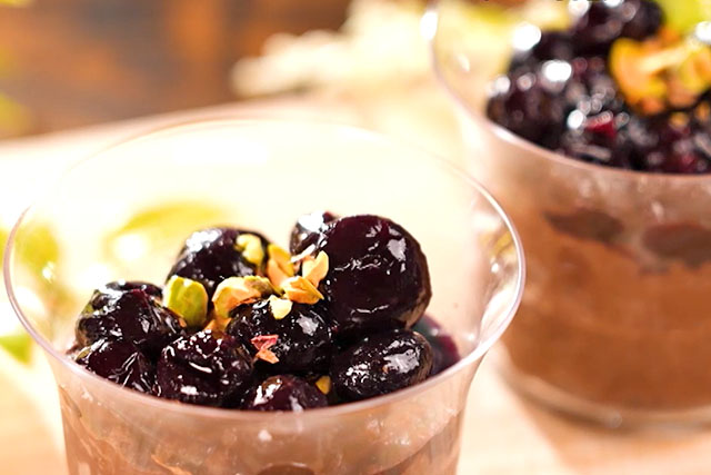 【熱狂マニアさん】ショコラムースブルーベリーソース添えのレシピ(セブンイレブン)コンビニアレンジ料理