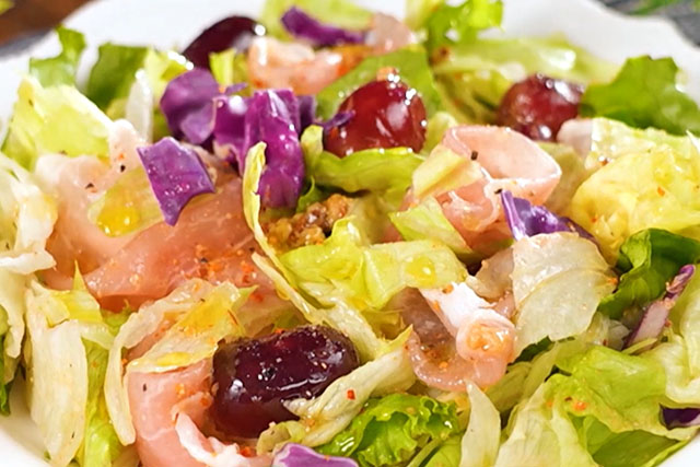 【熱狂マニアさん】生ハムとぶどうのサラダのレシピ(ローソン)コンビニアレンジ料理