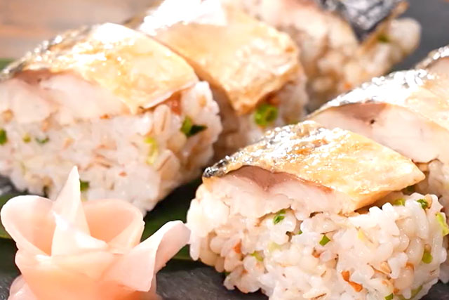 【熱狂マニアさん】梅薫る焼鯖寿司のレシピ(ファミリーマート)コンビニアレンジ料理