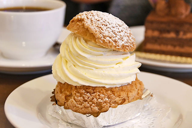 【ざわつく金曜日】ウフシュークリーム『小平エグーパーク』チーズケーキVSパンケーキVSシュークリーム究極の3択スイーツ対決