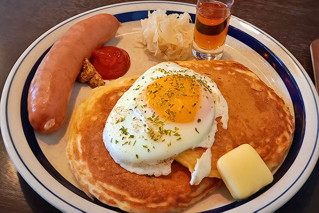 【ざわつく金曜日】ベーコンと目玉焼きパンケーキ『浅草紅鶴』シュークリームVSチーズケーキVSパンケーキ究極の3択スイーツ対決