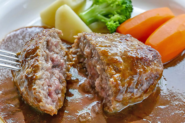 【ハナタカ優越館】プロが教えるジューシーハンバーグ！麩を入れて小麦粉をまぶす