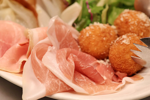 【ざわつく金曜日】ハモンクロケッタス『麻布十番Atrevío』スペイン風コロッケ