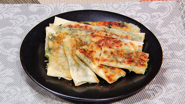 【DayDay】小松菜の時短パリパリ棒餃子のレシピ(春巻きの皮)亜希のざっくりキッチン