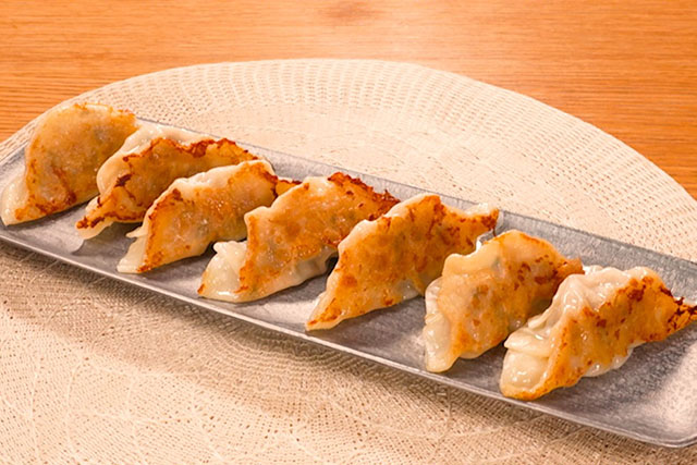 【瞬間回答】餃子を油揚げで激うまジューシーにするレシピ 五十嵐美幸シェフ直伝
