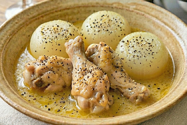 【DayDay】新玉ねぎと鶏手羽の洋風バター煮込みのレシピ(繁昌知洋)亜希のざっくりキッチン