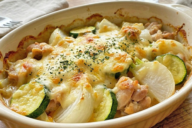 【DayDay】新玉ねぎとズッキーニの和風グラタンのレシピ 亜希のざっくりキッチン