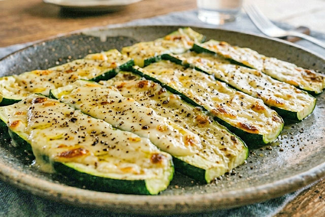 【DayDay】ズッキーニのチーズ焼きのレシピ(繁昌知洋)亜希のざっくりキッチン